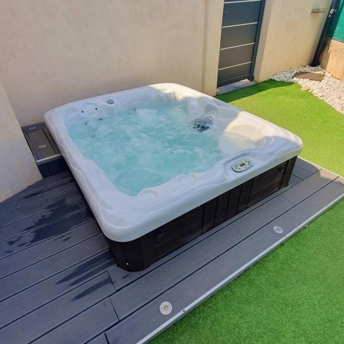 Joli Haut De Villa 3 Chambres Climatise Avec Jacuzzi Marignane Zewnętrze zdjęcie