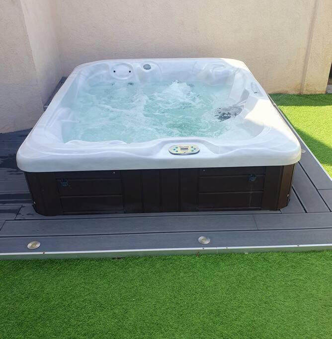 Joli Haut De Villa 3 Chambres Climatise Avec Jacuzzi Marignane Zewnętrze zdjęcie